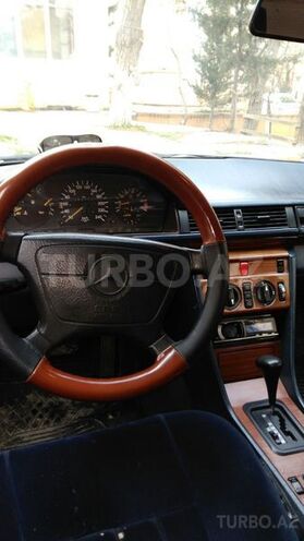 Mercedes E 220 1993, 412,000 km - 2.2 l - Sumqayıt