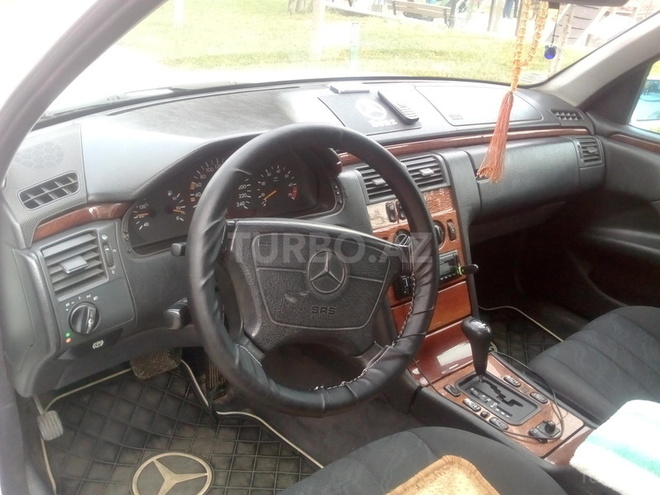 Mercedes E 240 1998, 332,000 km - 2.4 l - Bakı