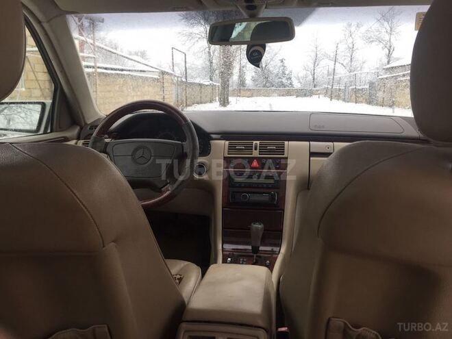 Mercedes E 320 1999, 192,000 km - 3.2 л - Quba