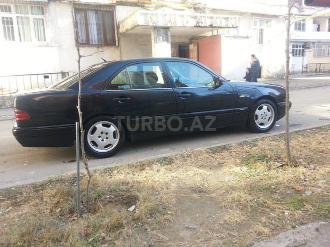Mercedes E 200 1999, 178,600 km - 2.0 l - Bakı