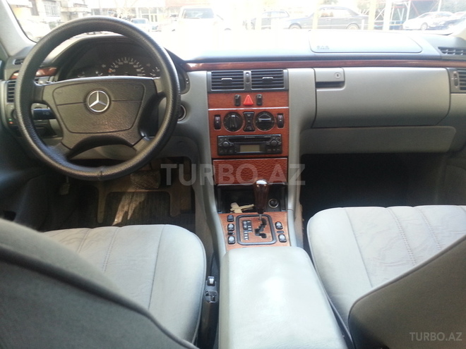 Mercedes E 200 1999, 178,600 km - 2.0 l - Bakı