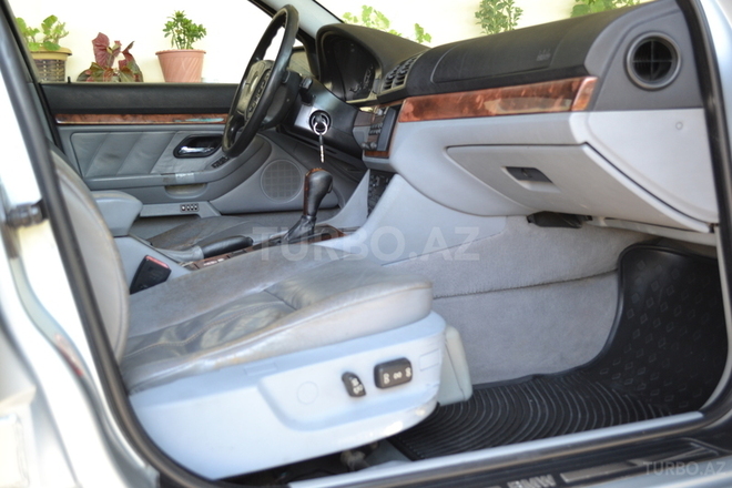 BMW 528 1997, 380,000 km - 2.8 l - Şəki