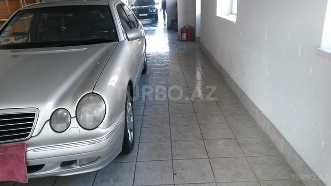 Mercedes E 220 2001, 260,000 km - 2.2 l - Bakı