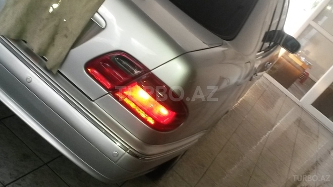 Mercedes E 220 2001, 260,000 km - 2.2 l - Bakı