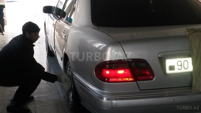 Mercedes E 220 2001, 260,000 km - 2.2 l - Bakı
