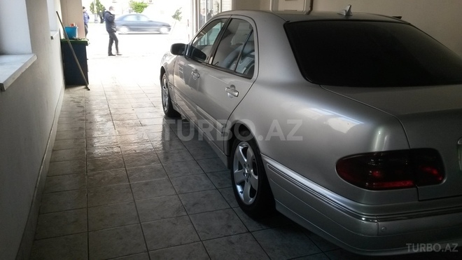 Mercedes E 220 2001, 260,000 km - 2.2 l - Bakı