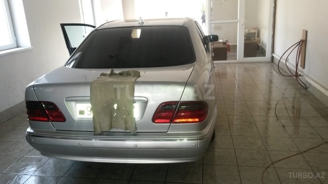 Mercedes E 220 2001, 260,000 km - 2.2 l - Bakı