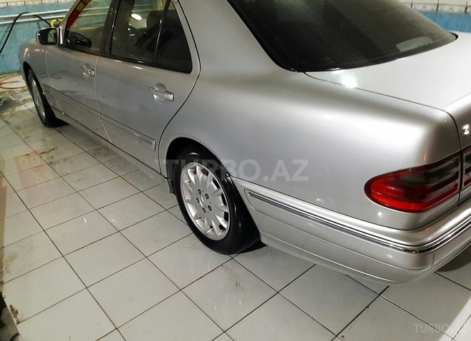 Mercedes E 220 2000, 230,000 km - 2.2 l - Bakı