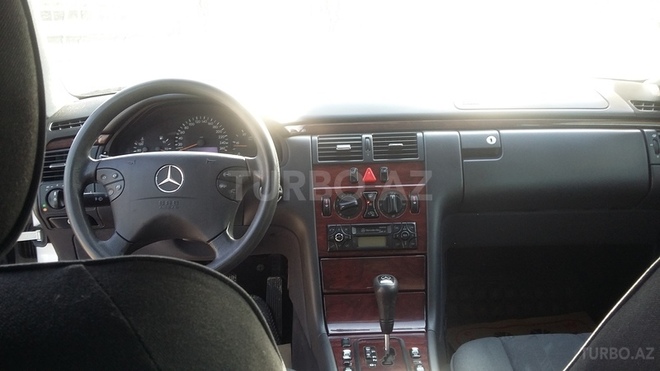 Mercedes E 220 2001, 330,000 km - 2.2 l - Bakı
