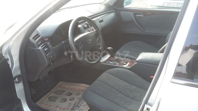 Mercedes E 220 2001, 330,000 km - 2.2 l - Bakı