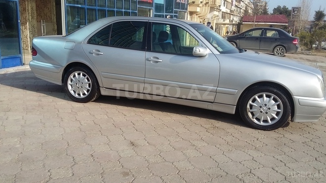 Mercedes E 220 2001, 330,000 km - 2.2 l - Bakı