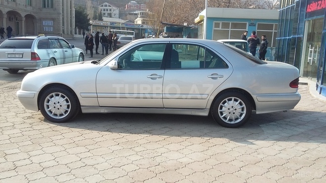 Mercedes E 220 2001, 330,000 km - 2.2 l - Bakı