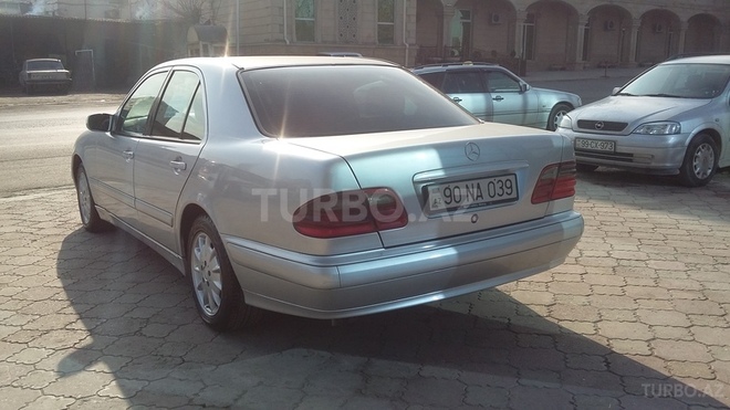 Mercedes E 220 2001, 330,000 km - 2.2 l - Bakı