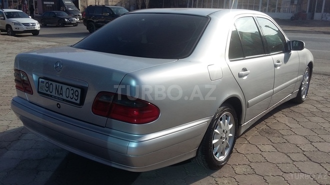 Mercedes E 220 2001, 330,000 km - 2.2 l - Bakı