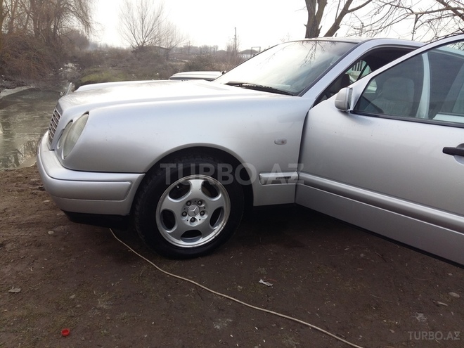 Mercedes E 240 1997, 256,688 km - 2.4 l - Salyan