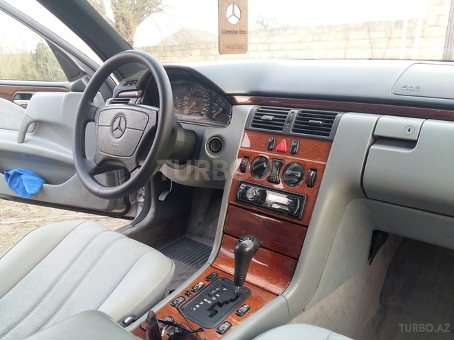 Mercedes E 240 1997, 256,688 km - 2.4 l - Salyan