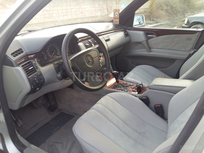 Mercedes E 240 1997, 256,688 km - 2.4 l - Salyan
