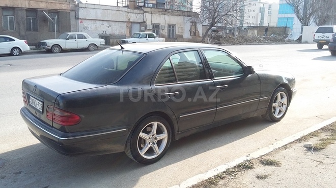 Mercedes E 220 2000, 210,300 km - 2.2 l - Bakı