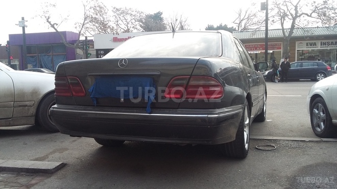 Mercedes E 220 2000, 210,300 km - 2.2 l - Bakı