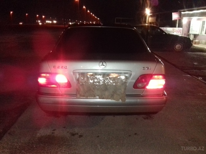Mercedes E 220 1999, 495,000 km - 0.3 l - Xudat