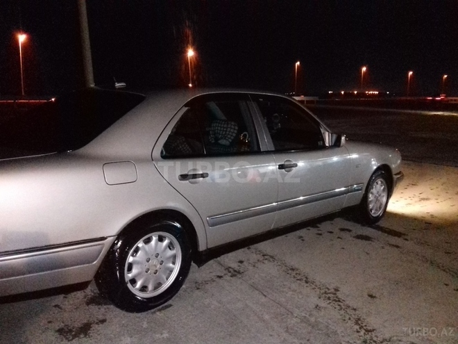 Mercedes E 220 1999, 495,000 km - 0.3 l - Xudat
