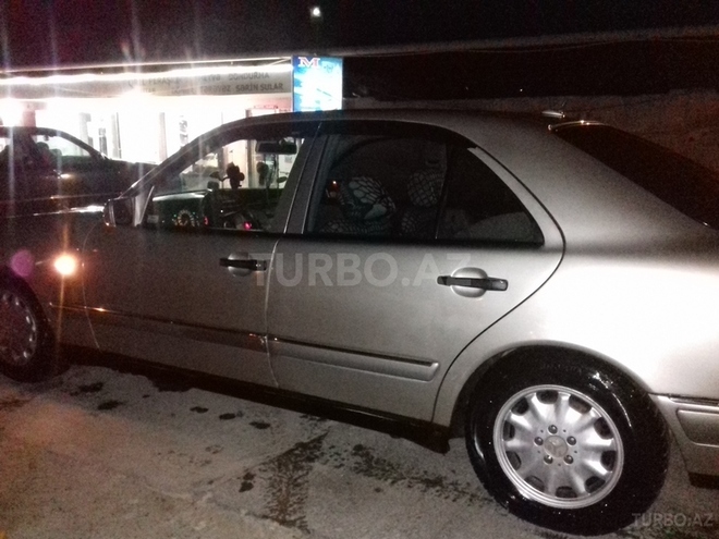 Mercedes E 220 1999, 495,000 km - 0.3 l - Xudat