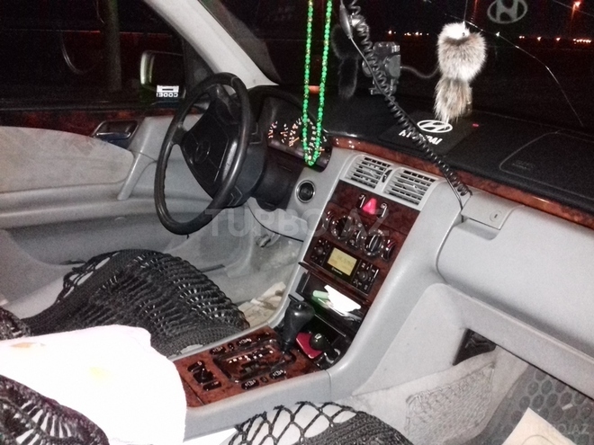 Mercedes E 220 1999, 495,000 km - 0.3 l - Xudat