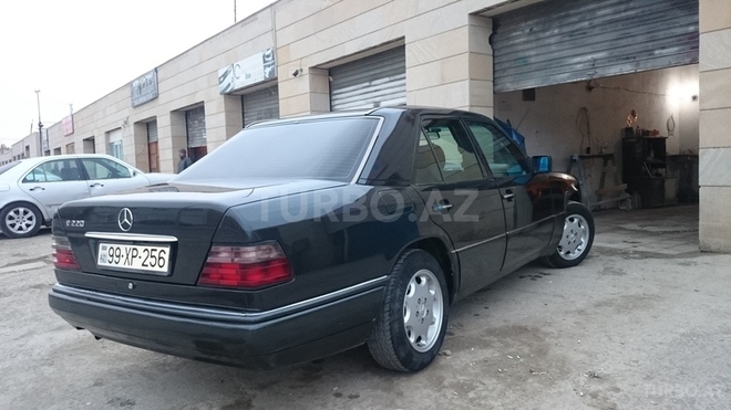 Mercedes E 220 1994, 241,000 km - 2.2 л - Sumqayıt