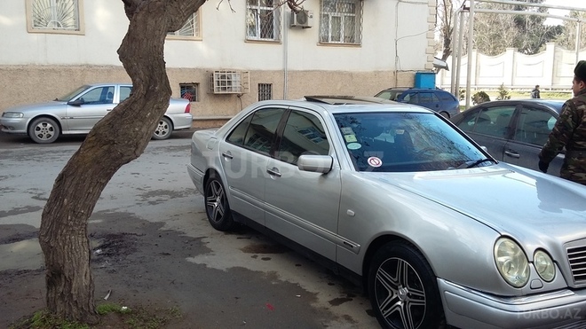 Mercedes E 240 1999, 292,000 km - 2.4 л - Bakı