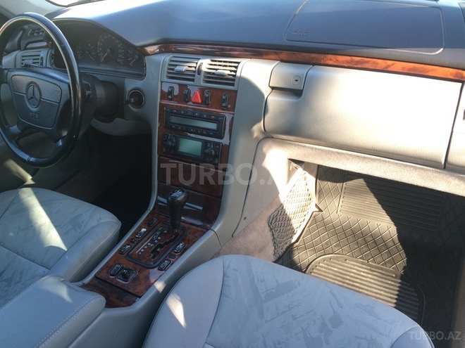 Mercedes E 240 1998, 235,000 km - 2.4 l - Bakı