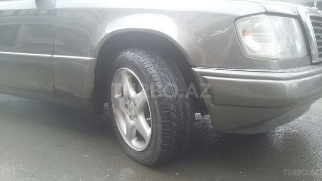 Mercedes E 250 1990, 418,700 km - 2.5 l - Bakı