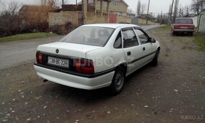 Opel Vectra 1993, 300,000 km - 1.6 l - Qusar