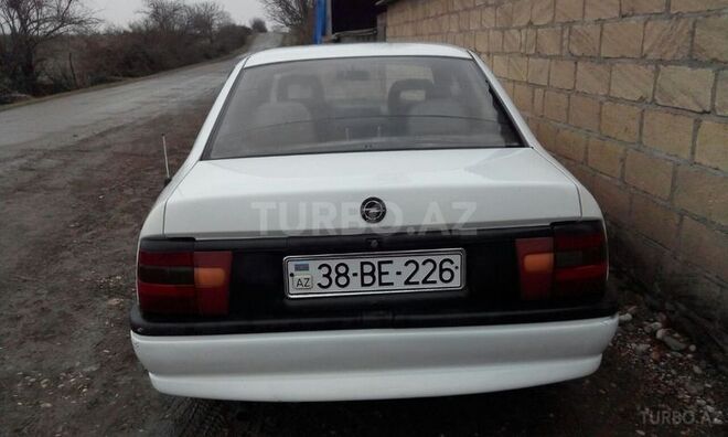 Opel Vectra 1993, 300,000 km - 1.6 l - Qusar