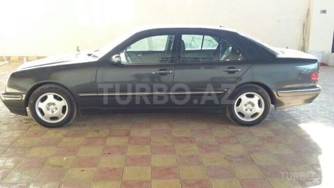 Mercedes E 220 2001, 300,000 km - 2.2 l - Samux