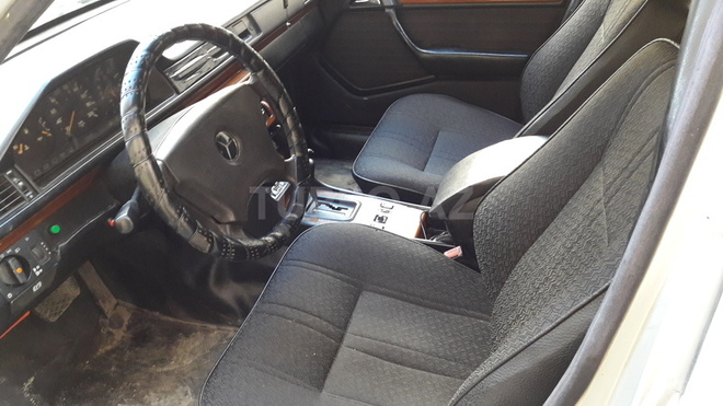 Mercedes E 250 1992, 325,000 km - 2.5 l - Bakı