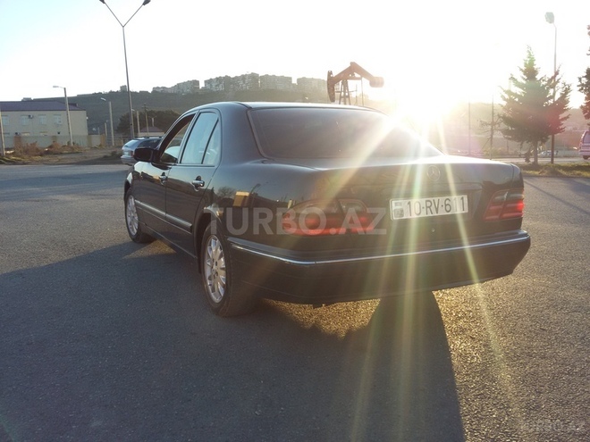 Mercedes E 220 2000, 268,000 km - 2.2 l - Bakı