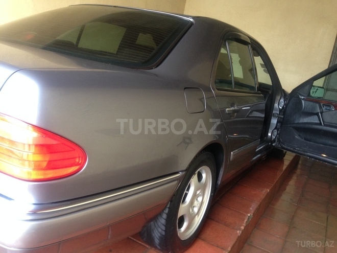 Mercedes E 230 1995, 245,000 km - 2.3 л - Quba