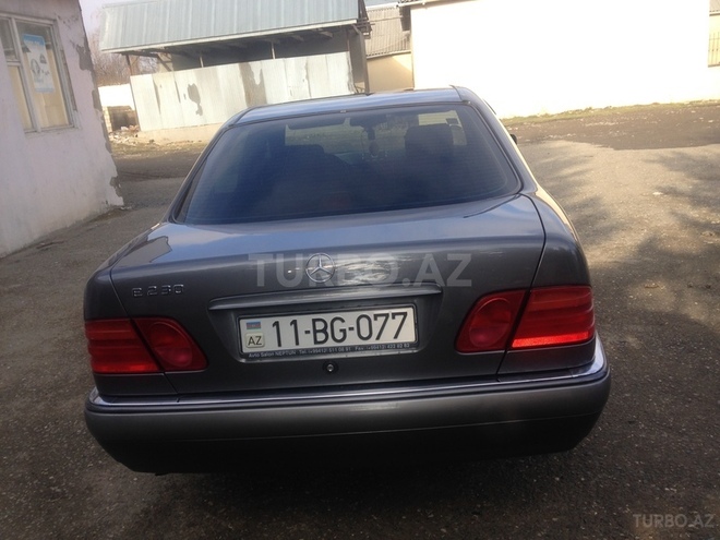 Mercedes E 230 1995, 245,000 km - 2.3 л - Quba