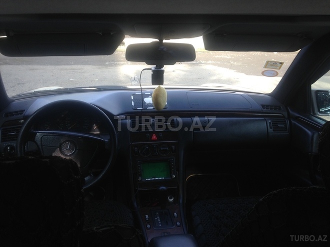 Mercedes E 230 1995, 245,000 km - 2.3 л - Quba