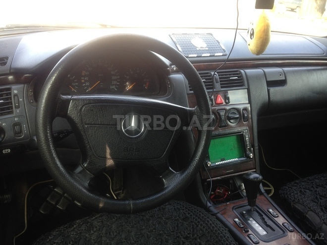 Mercedes E 230 1995, 245,000 km - 2.3 л - Quba