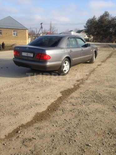 Mercedes E 230 1995, 245,000 km - 2.3 л - Quba