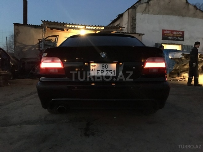 BMW 528 2001, 300,000 km - 2.8 l - Bakı
