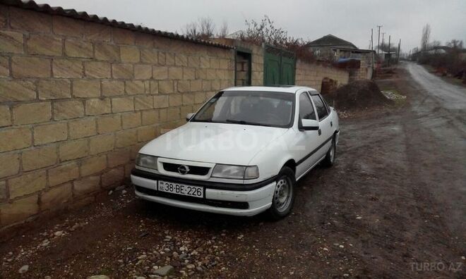 Opel Vectra 1993, 327,000 km - 1.6 l - Qusar