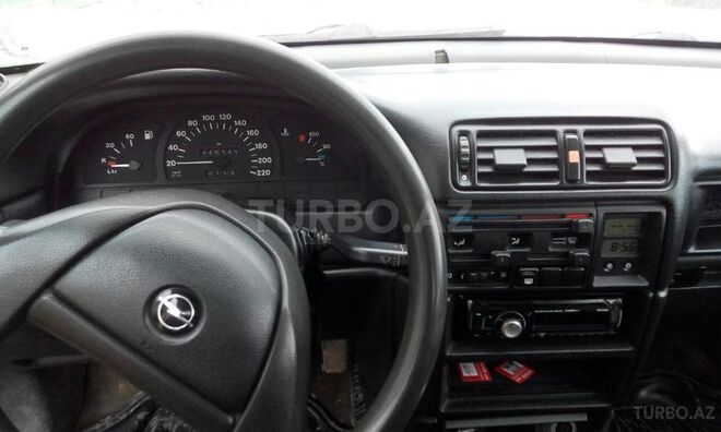 Opel Vectra 1993, 327,000 km - 1.6 l - Qusar