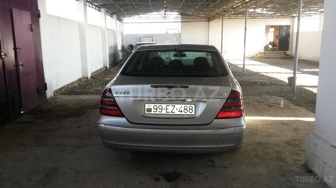 Mercedes E 220 2003, 400,000 km - 2.2 л - Saatlı