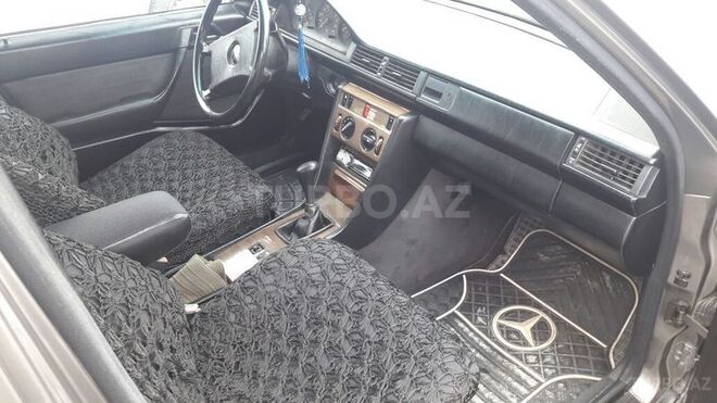 Mercedes E 230 1988, 456,789 km - 2.3 l - Qusar