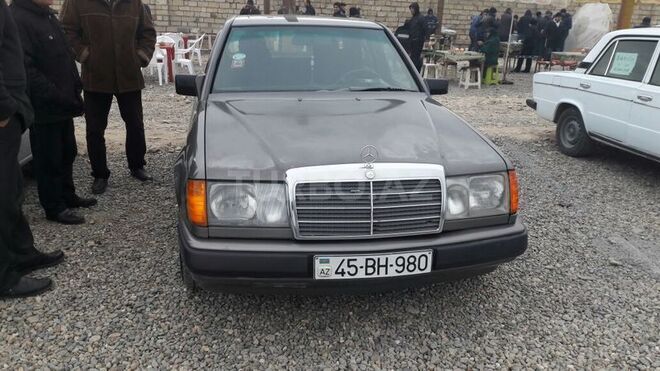 Mercedes E 230 1988, 456,789 km - 2.3 l - Qusar