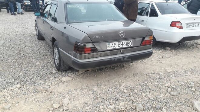 Mercedes E 230 1988, 456,789 km - 2.3 l - Qusar