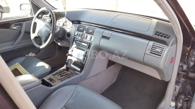Mercedes E 240 2001, 146,000 km - 2.4 l - Salyan