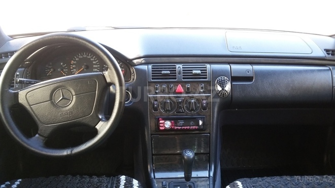 Mercedes E 240 1997, 300,000 km - 2.4 l - Gəncə